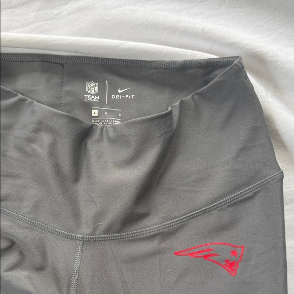 Nike Women’s Patriots Charcoal and Crimson Leggings - Picture 2 of 5